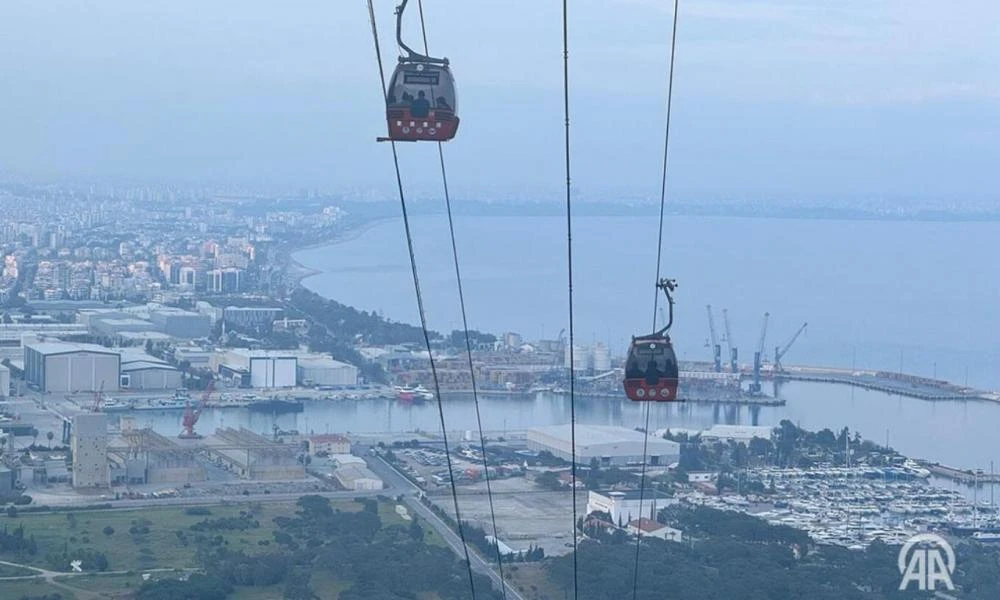 Σοκ στην Τουρκία: Ένας νεκρός και 184 εγκλωβισμένοι στον αέρα μετά από κατάρρευση τελεφερίκ (βίντεο)